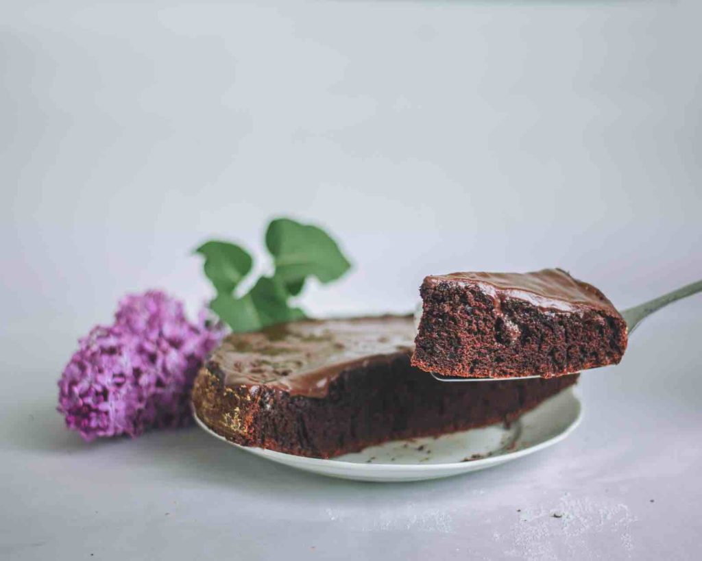 Réalisation d'un gâteau au chocolat avec ses enfants. 